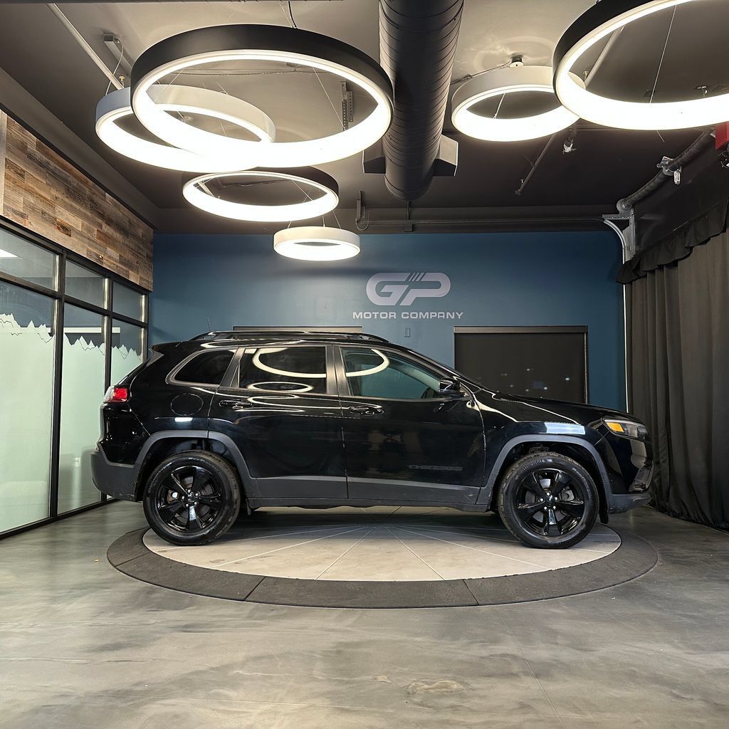 Used 2019 Jeep Cherokee Latitude Plus AWD/4WD image 2