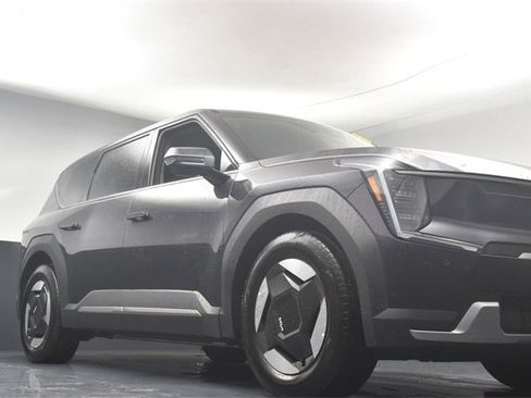 Certified 2026 Kia EV9 Light image 32