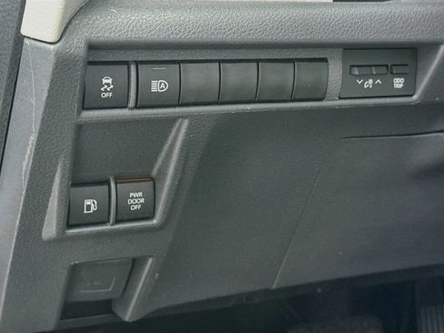 Used 2023 Toyota Sienna XLE w/ XLE Plus Package FWD image 19