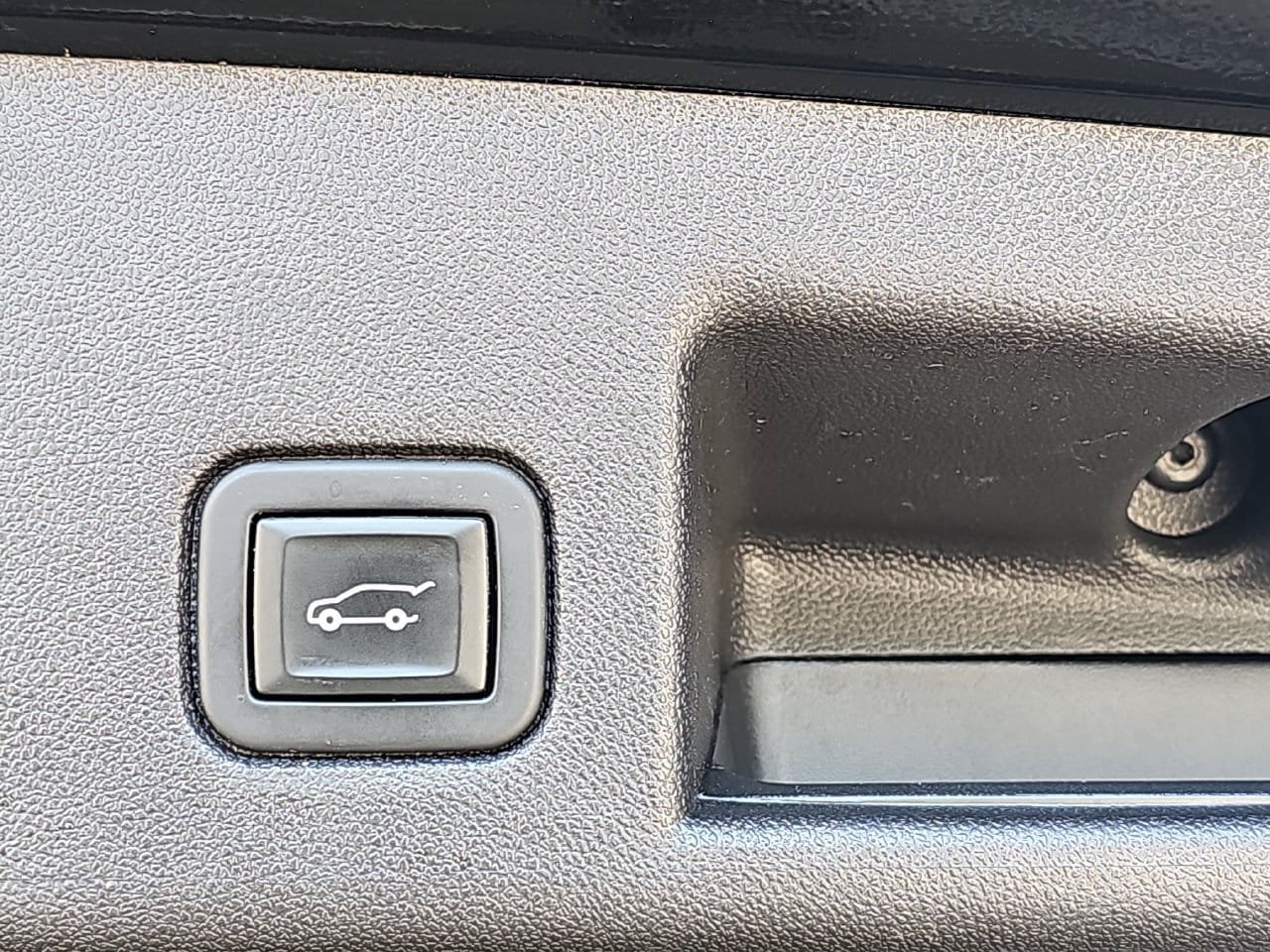 Used 2020 Chevrolet Equinox LT FWD image 16