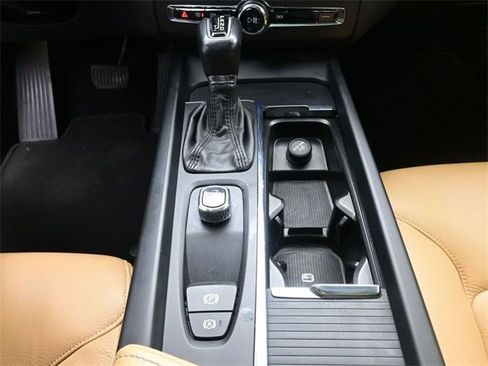 Used 2018 Volvo XC60 T5 Momentum w/ Vision Package image 13