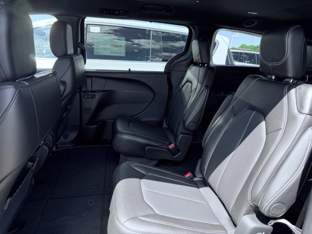 New 2027 Chrysler Pacifica Select FWD image 21