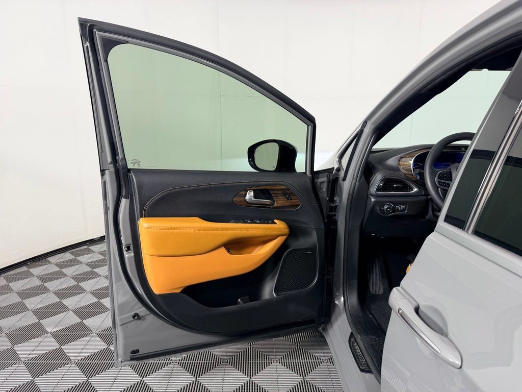 Used 2023 Chrysler Pacifica Pinnacle FWD image 29