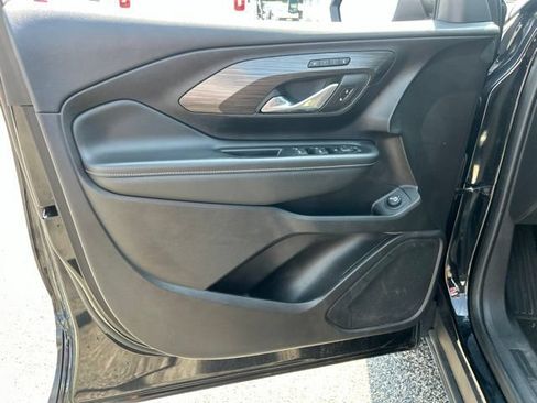 Used 2024 GMC Terrain SLT FWD image 11