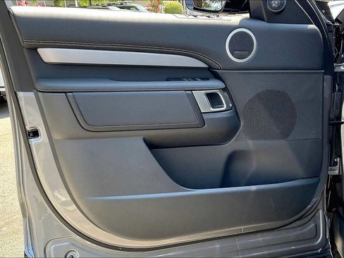 New 2025 Land Rover Discovery Dynamic SE image 24