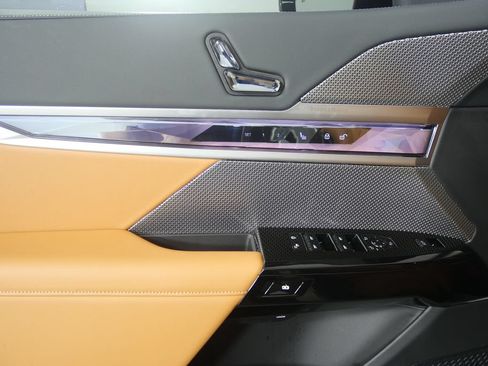 Certified 2025 BMW 740i RWD image 8