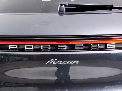 Certified 2025 Porsche Macan AWD/4WD image 12