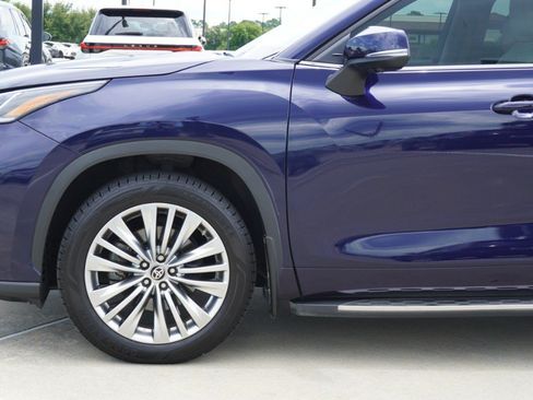 Used 2024 Toyota Highlander Platinum FWD image 10