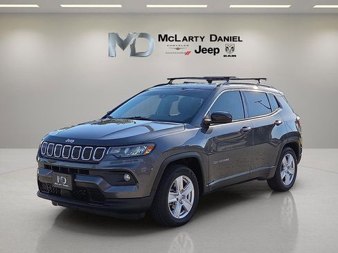 Used 2022 Jeep Compass Latitude image 2