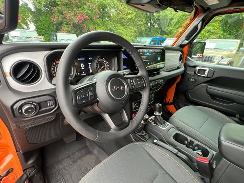 Used 2025 Jeep Wrangler Sport AWD/4WD image 13
