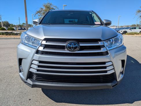 Used 2017 Toyota Highlander SE image 3