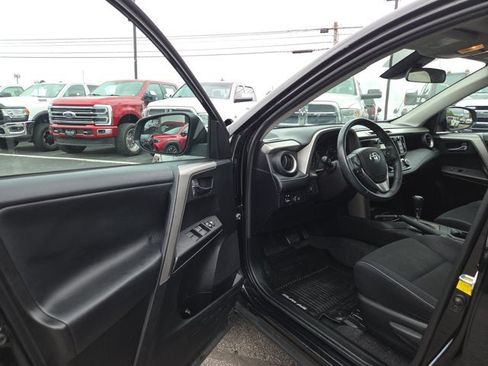 Used 2017 Toyota RAV4 XLE AWD/4WD image 7