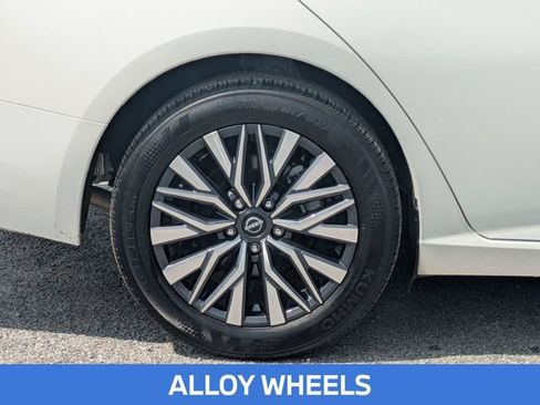 Used 2025 Nissan Altima 2.5 SV FWD image 12