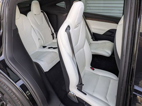 Used 2022 Tesla Model X image 29