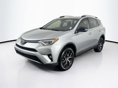 Used 2018 Toyota RAV4 SE image 2