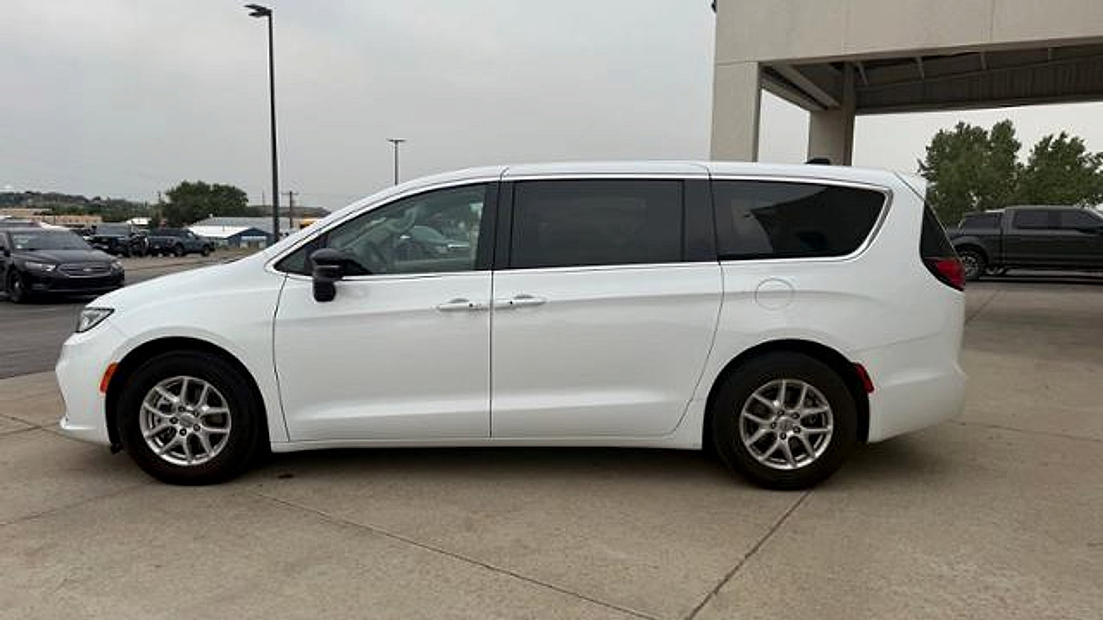 Used 2024 Chrysler Pacifica Touring-L FWD image 11