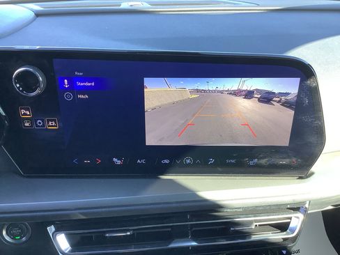 Used 2025 Chevrolet Traverse LT image 16