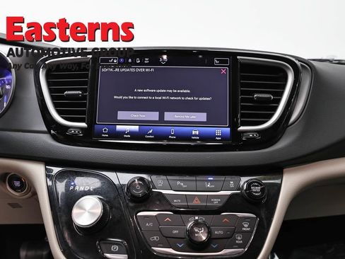 Used 2023 Chrysler Pacifica Touring-L FWD image 12