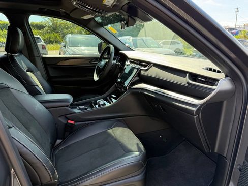 Used 2025 Jeep Grand Cherokee Altitude AWD/4WD image 18