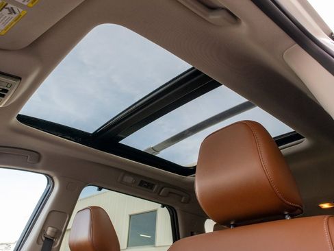 Used 2024 Nissan Pathfinder Platinum image 27