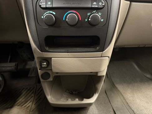 Used 2002 Dodge Caravan SE image 39