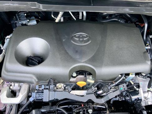 Used 2025 Toyota Sienna LE FWD image 32