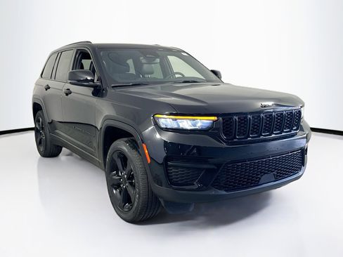 Used 2023 Jeep Grand Cherokee Altitude image 3