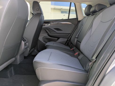 Certified 2025 Volkswagen Tiguan SE FWD image 14