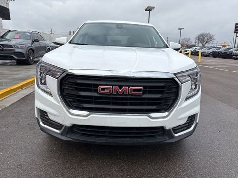Used 2024 GMC Terrain SLE image 3