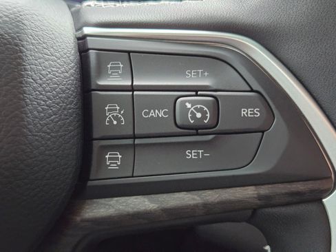 Used 2025 Jeep Grand Cherokee Limited AWD/4WD image 28