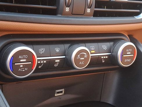 Used 2018 Alfa Romeo Giulia AWD image 13