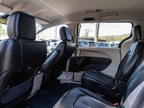 Used 2023 Chrysler Pacifica Touring-L FWD image 23