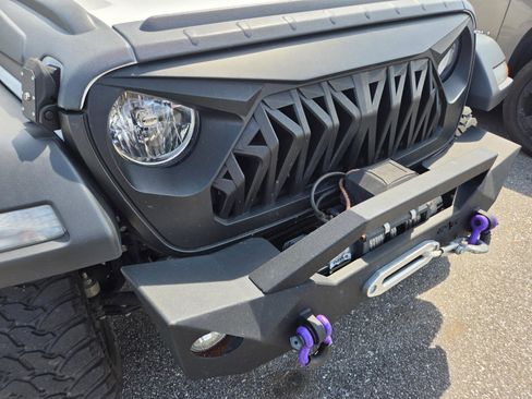 Used 2020 Jeep Gladiator Sport image 4