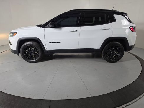 Used 2023 Jeep Compass Latitude AWD/4WD image 2