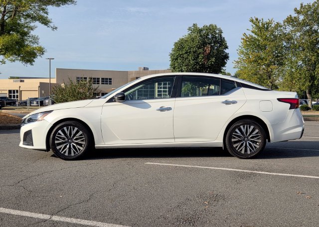 Used 2025 Nissan Altima 2.5 SV FWD image 2