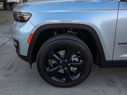 New 2025 Jeep Grand Cherokee L Altitude image 11