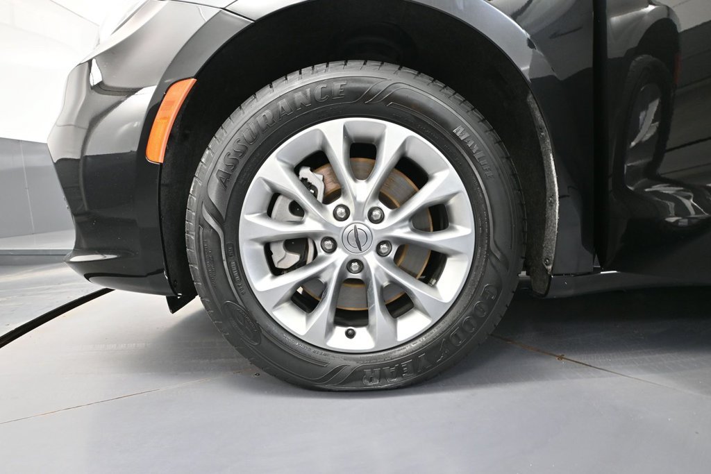 Used 2023 Chrysler Pacifica Touring-L AWD/4WD image 13
