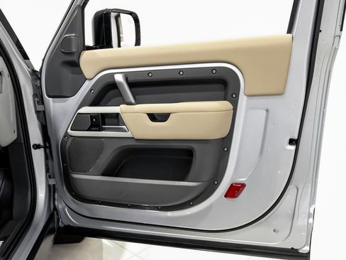 Used 2022 Land Rover Defender 90 X-Dynamic S image 34