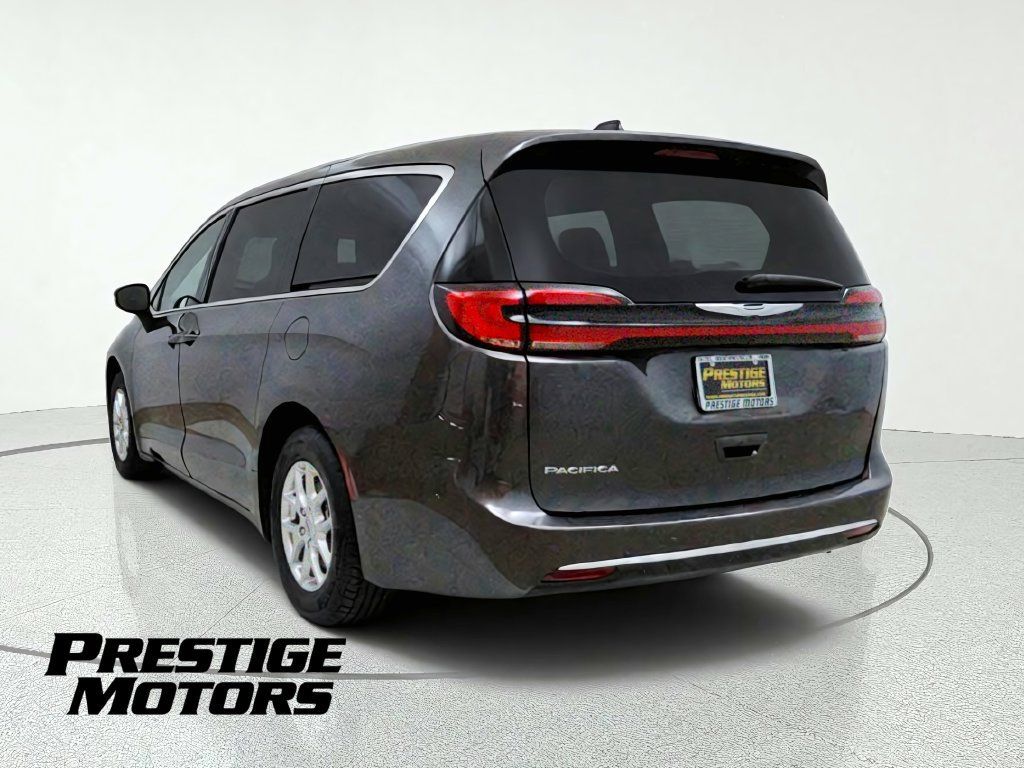 Used 2023 Chrysler Pacifica Touring-L FWD image 6