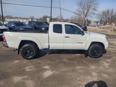 Used 2013 Toyota Tacoma 4x4 Access Cab V6 w/ SR5 Pkg image 6