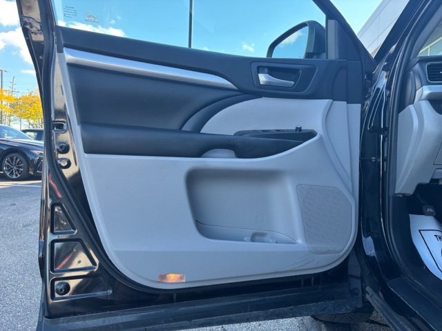 Used 2019 Toyota Highlander XLE AWD/4WD image 10