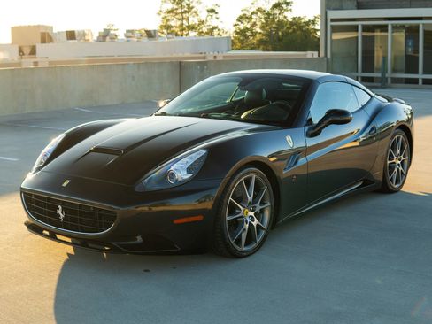 Used 2010 Ferrari California RWD image 9