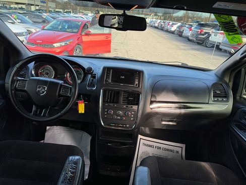 Used 2017 Dodge Grand Caravan SE image 11