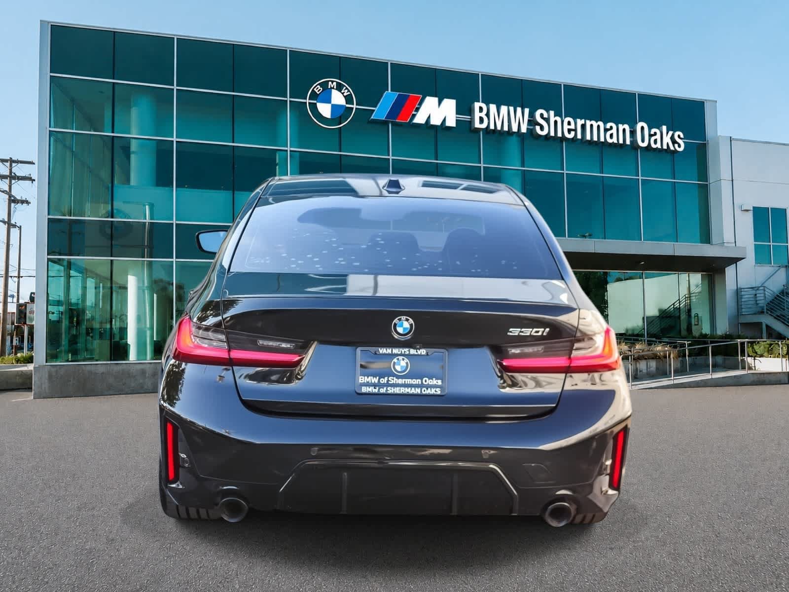 Used 2023 BMW 330i Sedan w/ M Sport Package RWD image 5