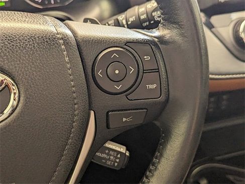Used 2018 Toyota RAV4 SE image 28