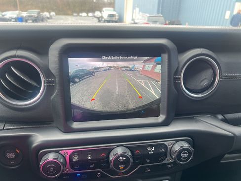 Used 2022 Jeep Wrangler Unlimited Sahara w/ Cold Weather Group image 17