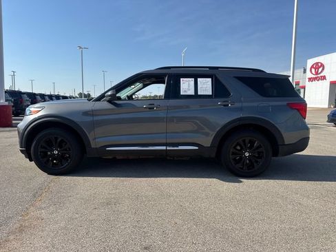 Used 2022 Ford Explorer XLT w/ Equipment Group 202A AWD/4WD image 3