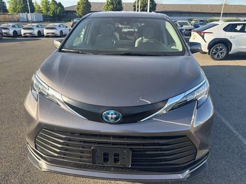 Used 2022 Toyota Sienna LE image 4