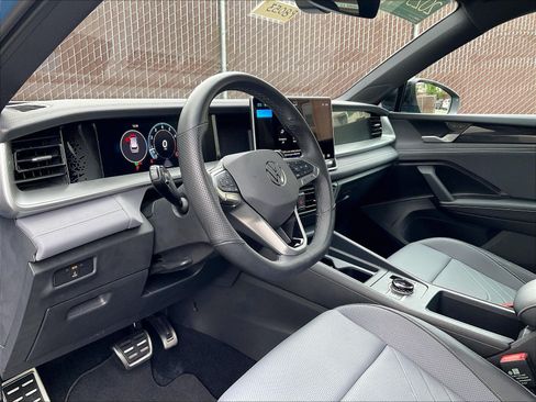 Certified 2025 Volkswagen Tiguan SE R-Line AWD/4WD image 14