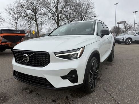 Used 2023 Volvo XC40 B5 Plus w/ Protection Package Premier image 1